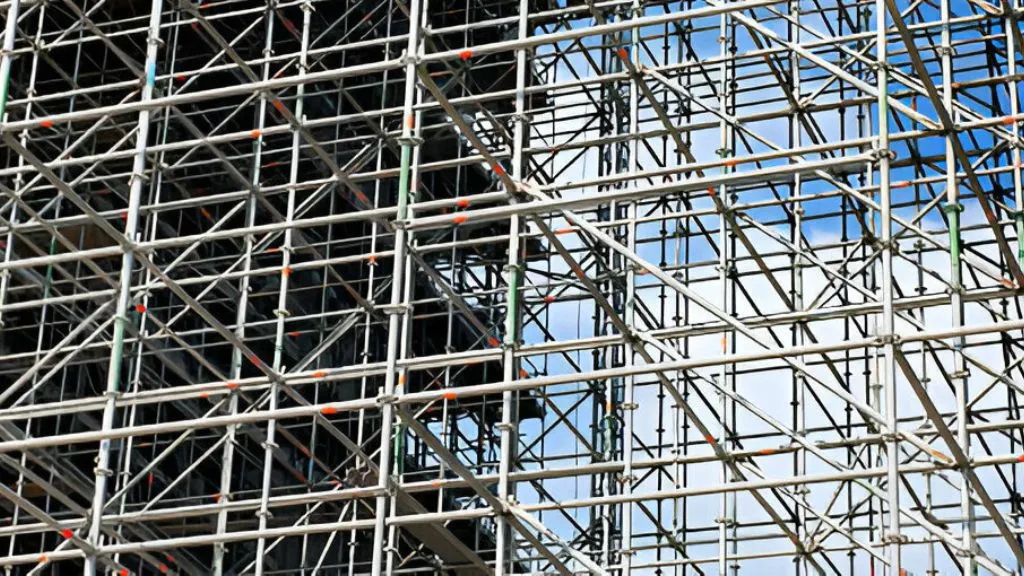 What are the requirements for erecting cup-lock scaffolding