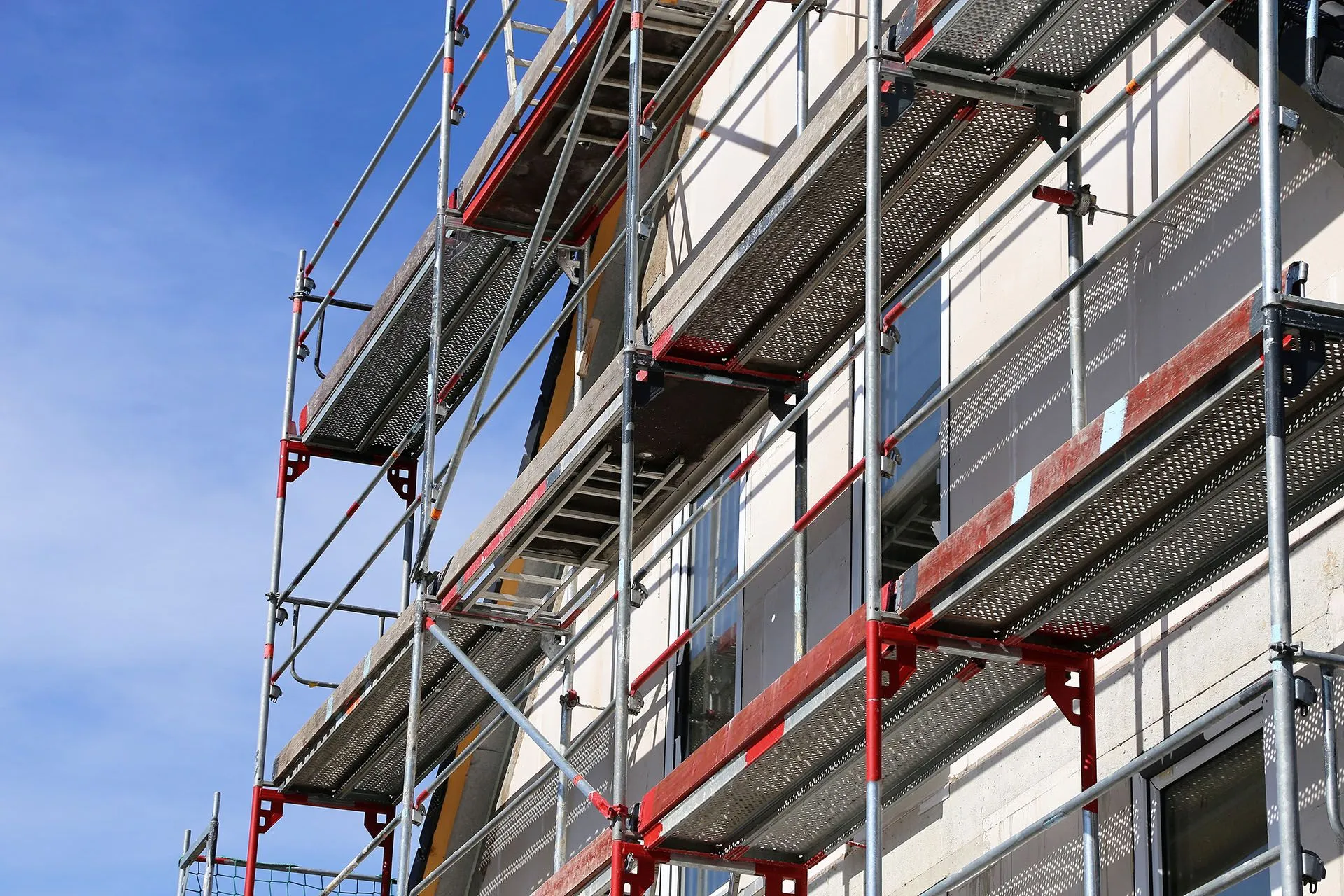 What are the construction techniques for attached lifting scaffolding