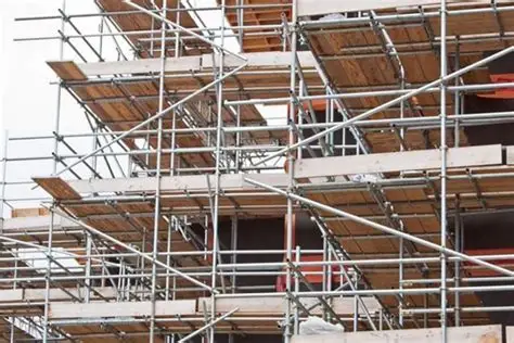 What details should be paid attention to when safely erecting scaffolding