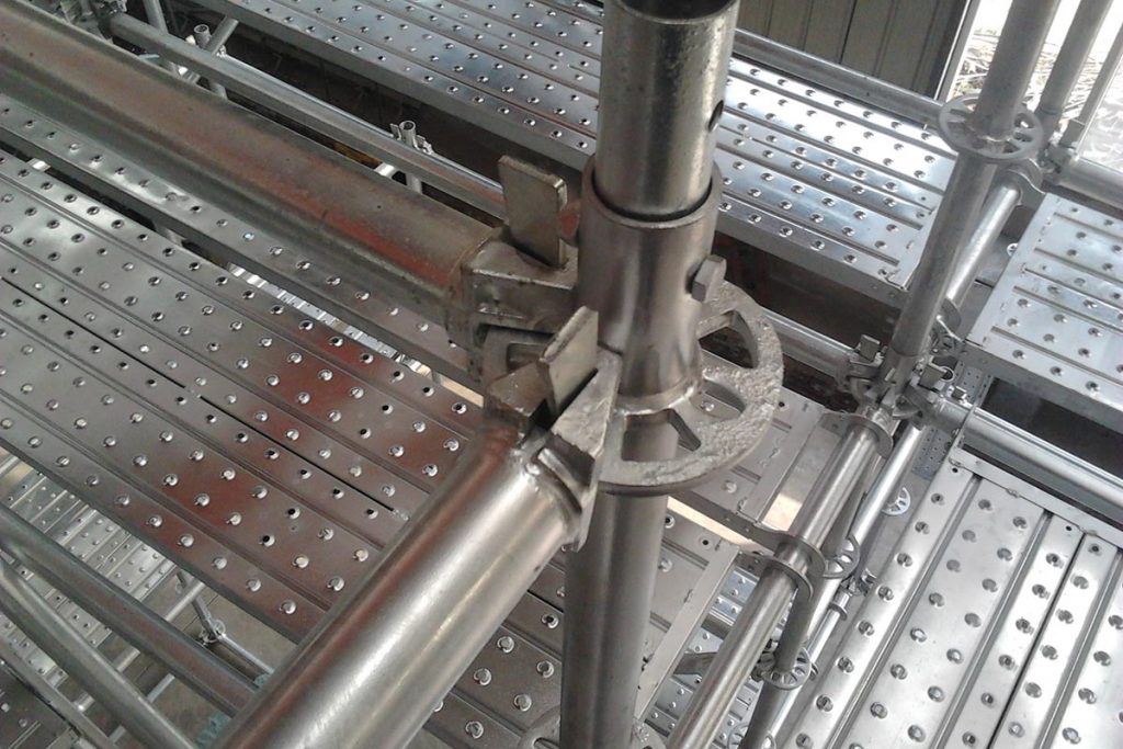 Why should the scaffolding wall tie be set within 300mm from the main node