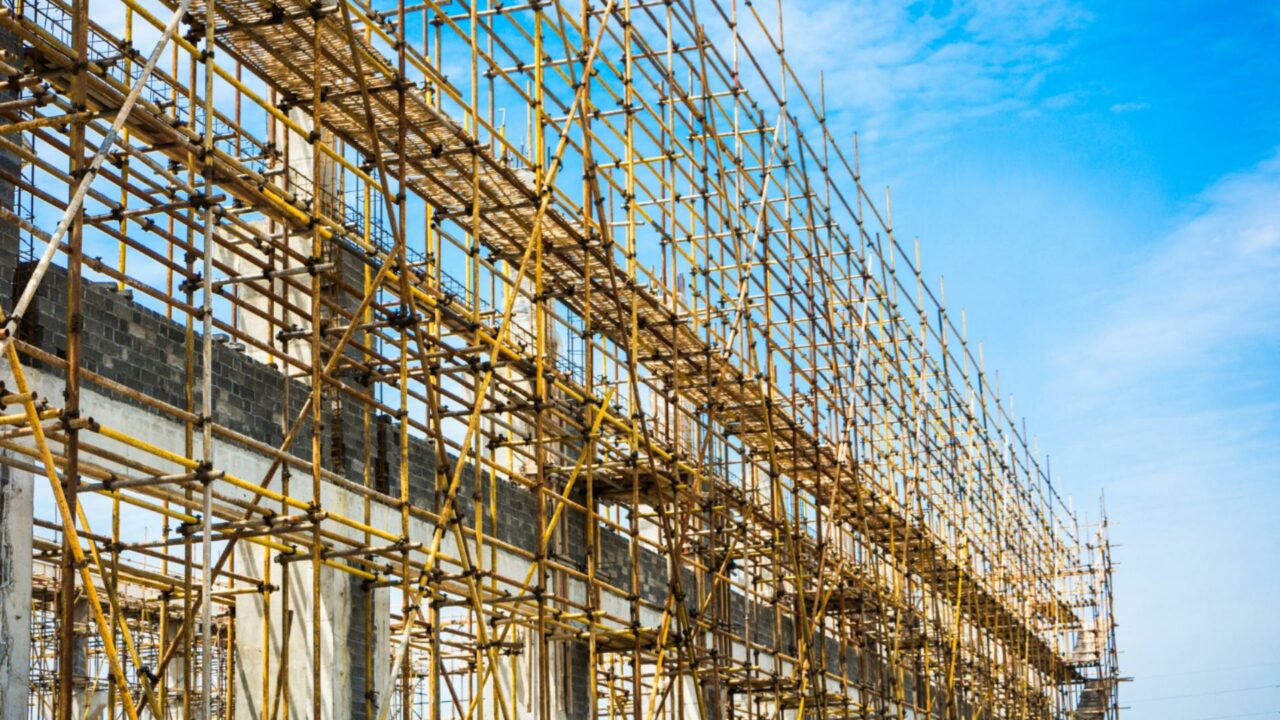 How should the high-support formwork of the disc-type scaffolding be dismantled