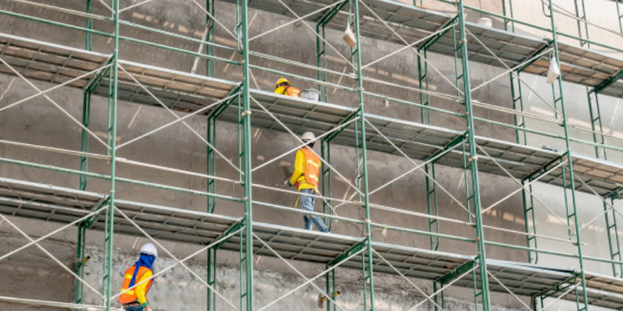 What features should be considered when constructing a scaffolding system