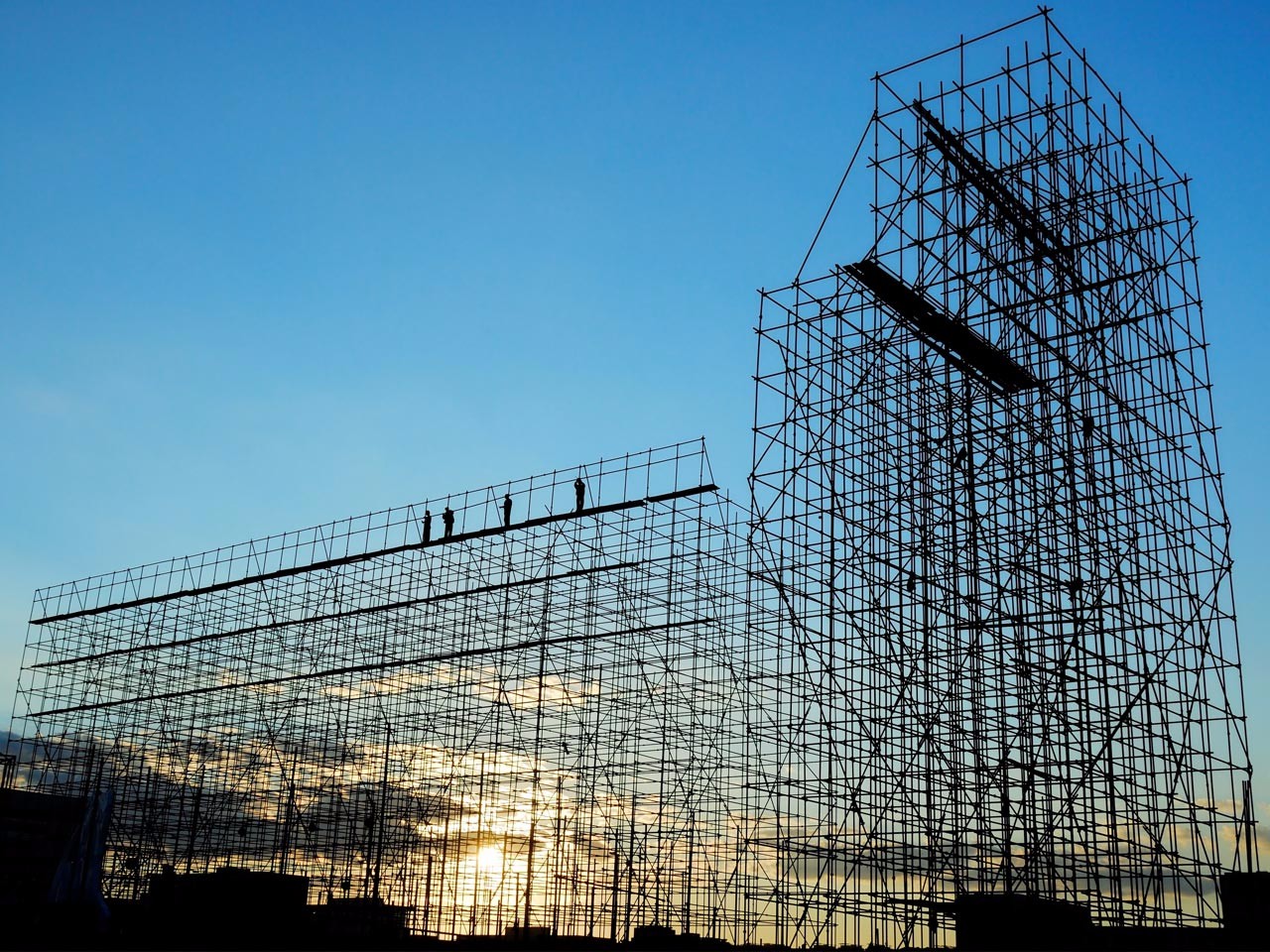 What are the characteristics of interlocking scaffolding that often make it the preferred choice for construction projects