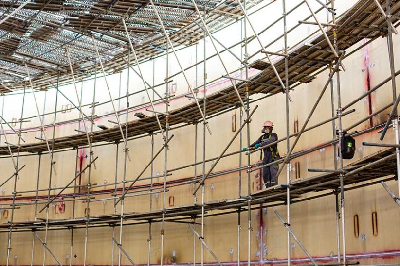 What are the functions of industrial scaffolding, and how should one choose one