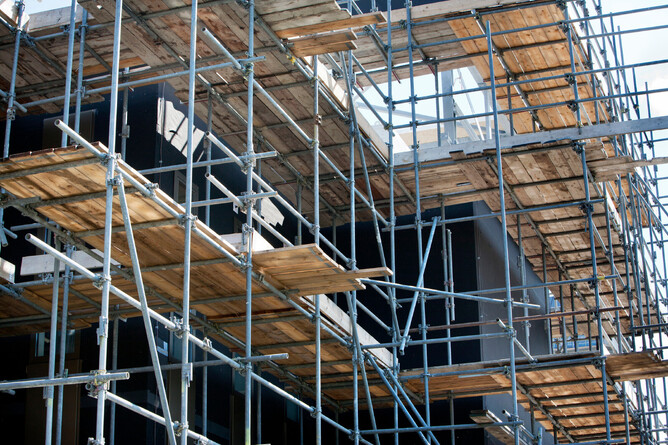 The erection of the scaffolding typically follows these steps