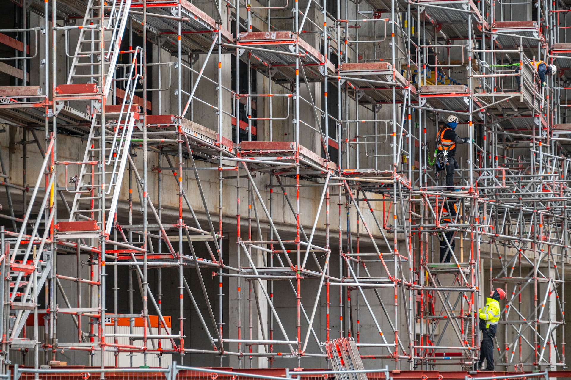 What are the requirements for erecting a ground-supported double-row scaffold
