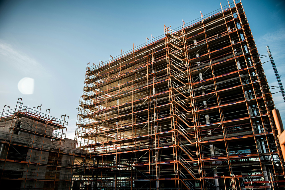 What are the key points to remember when erecting scaffolding