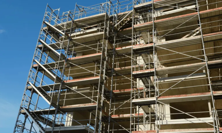 What are the key points for erecting disc-lock scaffolding