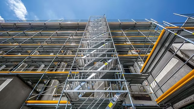 What are the safety requirements for erecting disc-lock scaffolding
