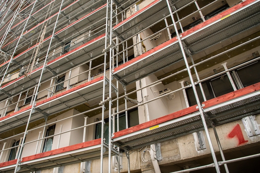 What are the installation methods for coupler-type scaffolding